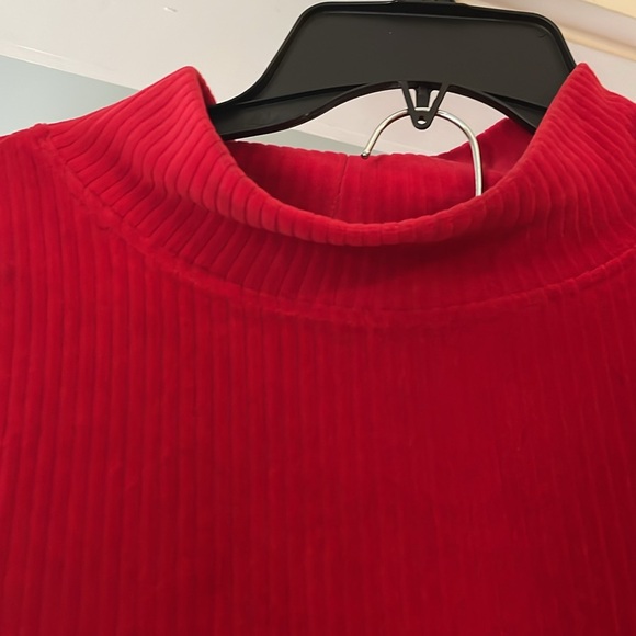 Red Two-Piece Lounge Set - Picture 5 of 9